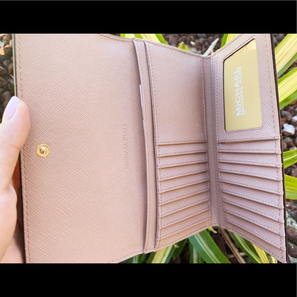 SALE‼️‼️ 👜💕-NWT Michael Kors Trifold Wallet - Picture 3 of 3